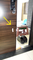玄関扉のキズ