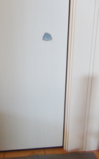 扉の穴をふさぐ